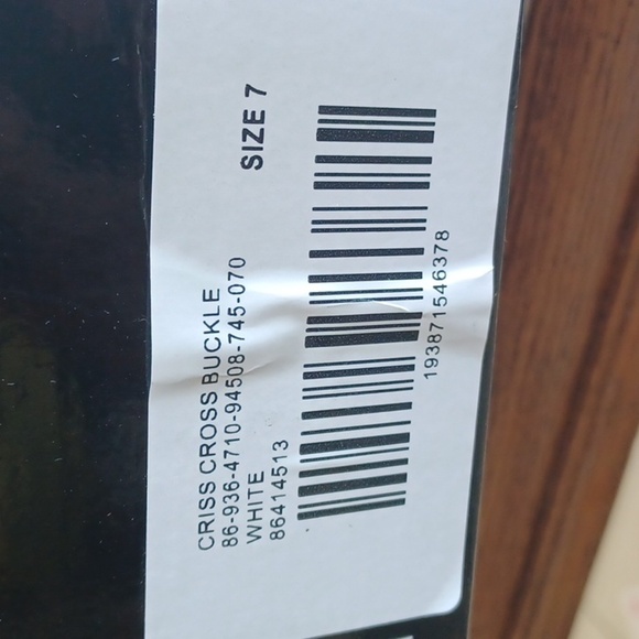 N Y & Company White criss cross buckle flat sandals, NIB, sz 7 - Picture 3 of 6